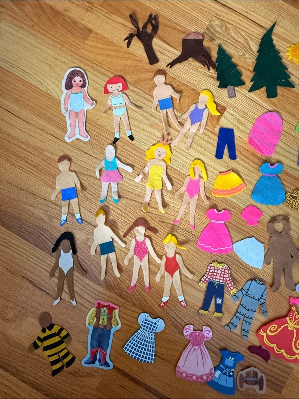 150-Piece Felt Play Set Animals, People, Clothes, Buildings + w/ Carrying Case